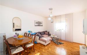 3 Bedroom Amazing Apartment In Jasenice 