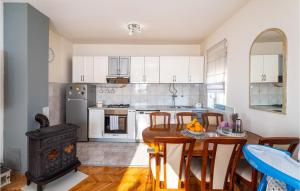 3 Bedroom Amazing Apartment In Jasenice 