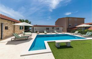 Amazing Home In Kastel Luksic 