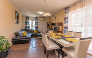 4 Bedroom Awesome Home In Pristeg 