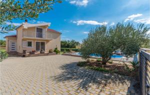 4 Bedroom Awesome Home In Pristeg 