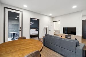 CozySuites Mass with parking lounge & roof deck #33