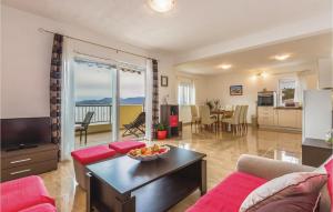 Three-Bedroom Apartment In Komarna