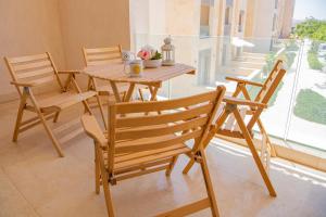 Modern apartment with large pool & beach access