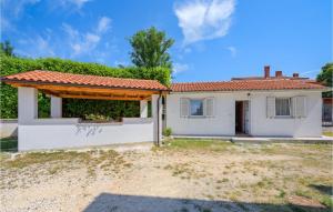 One-Bedroom Holiday Home In Zminj