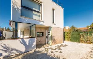Awesome Home In Sant Pere Pescador
