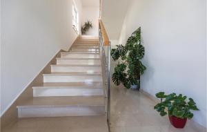 1 Bedroom Stunning Apartment In Makarska 