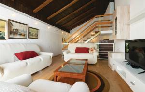 Three-Bedroom Apartment In Bibinje