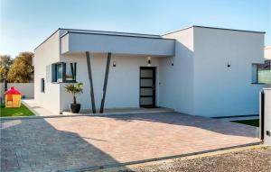 Stunning Home In Peroj With Outdoor Swimming Pool 