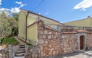 2 Bedroom Nice Apartment In Grizane