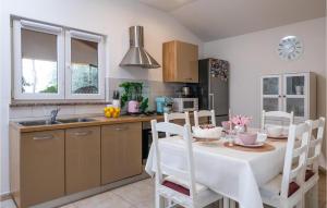 1 Bedroom Stunning Home In Marcana 