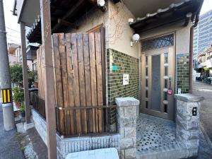 4 minute walk from the station,USJ33min KIX48min Namba10min, Convenience store, coin laundry, public bath,1 minute walk Kitakagaya INN OSAKA , 6 ppl, Near Namba to 10min,駅近徒歩4分一軒家貸切北加賀屋駅からなんば駅まで10分