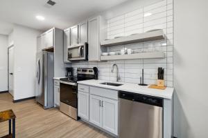 CozySuites Mass with lounge and roof deck #33
