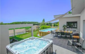 Maisons de vacances Beautiful Home In Montelimar : photos des chambres