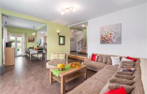 4 Bedroom Cozy Home In Kunj 