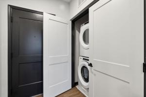 CozySuites Mass with parking lounge & roof deck #33