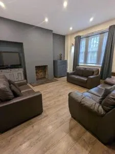 56 Bayhead Stornoway, 7 Bedroom house - Port of Ness