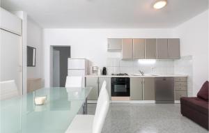 Nice Apartment In Stinjan With Kitchen 