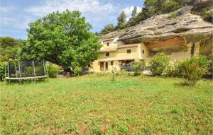 Amazing Home In Beaumettes