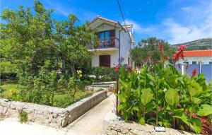 Cozy Apartment In Kastel Novi