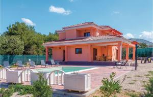 Four-Bedroom Holiday Home In Bilice