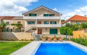 Three-Bedroom Holiday Home In Imotski - Donji Proložac