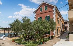 Gorgeous Apartment In Blace With Wifi 