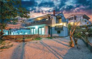 4 Bedroom Cozy Home In Krk 