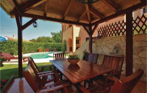 Amazing Apartment In Pula With Jacuzzi 