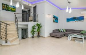 4 Bedroom Cozy Home In Krk 