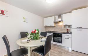 4 Bedroom Cozy Home In Krk 