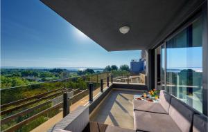 2 Bedroom Amazing Apartment In Liznjan