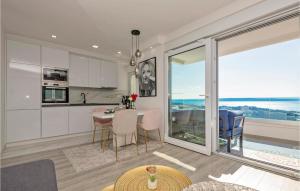 2 Bedroom Cozy Apartment In Makarska 