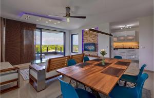2 Bedroom Amazing Apartment In Liznjan 