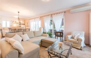 Four-Bedroom Holiday Home In Kastel Novi