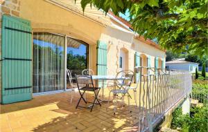 Maisons de vacances Stunning Home In Laudun L Ardoise : photos des chambres