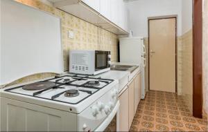 Cozy Apartment In Pula With Kitchen