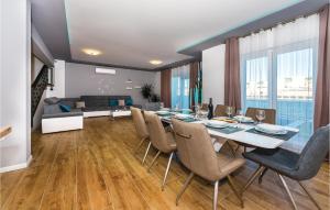 Four-Bedroom Holiday Home In Sibenik