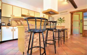 Maisons de vacances Stunning Home In Laudun L Ardoise : photos des chambres