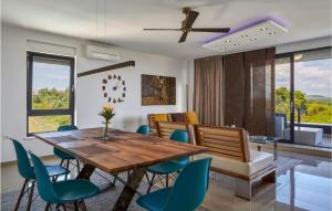 2 Bedroom Amazing Apartment In Liznjan