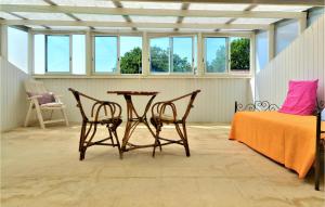 Maisons de vacances Stunning Home In Laudun L Ardoise : photos des chambres