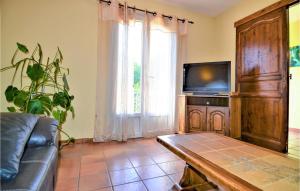 Maisons de vacances Stunning Home In Laudun L Ardoise : photos des chambres