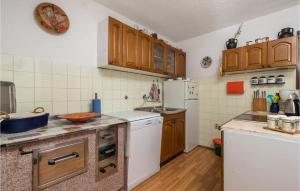 Nice Home In Stinica With Wifi 