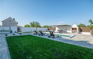 Nice Apartment In Prkos With Wifi