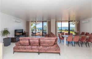 Gorgeous Home In Kastel Stari With Jacuzzi 