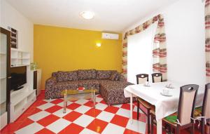 One-Bedroom Apartment In Makarska