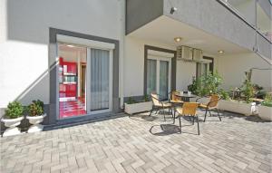 1 Bedroom Stunning Apartment In Makarska 