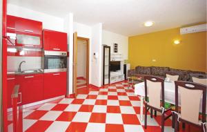 One-Bedroom Apartment In Makarska