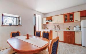 Three-Bedroom Holiday Home In Dragozetici