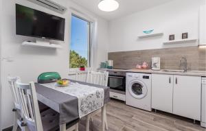 Amazing Apartment In Lovran With Wifi 